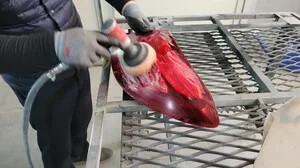 테일램프 연마 중